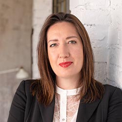 Dr. Csönge Viktória